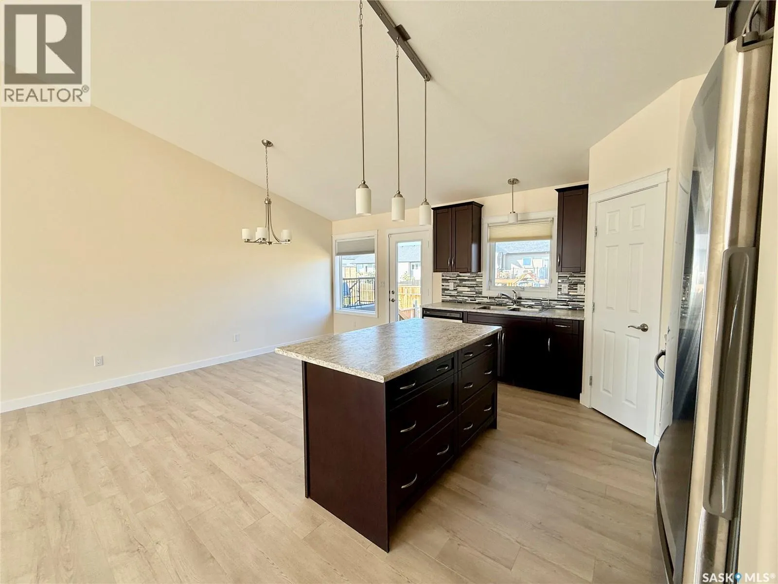 726 Casper CRESCENT