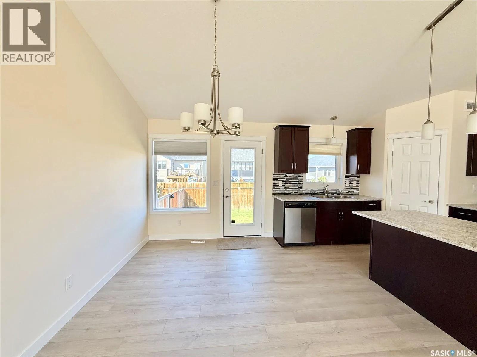 726 Casper CRESCENT