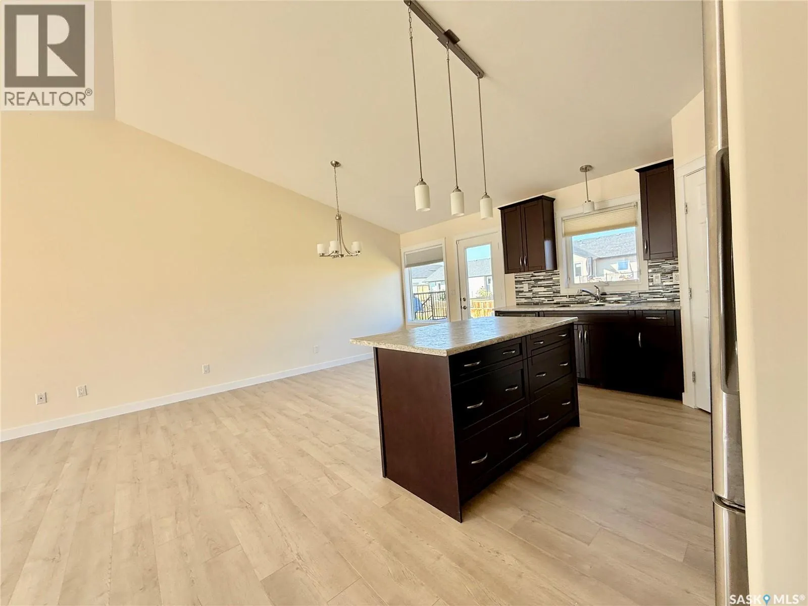 726 Casper CRESCENT