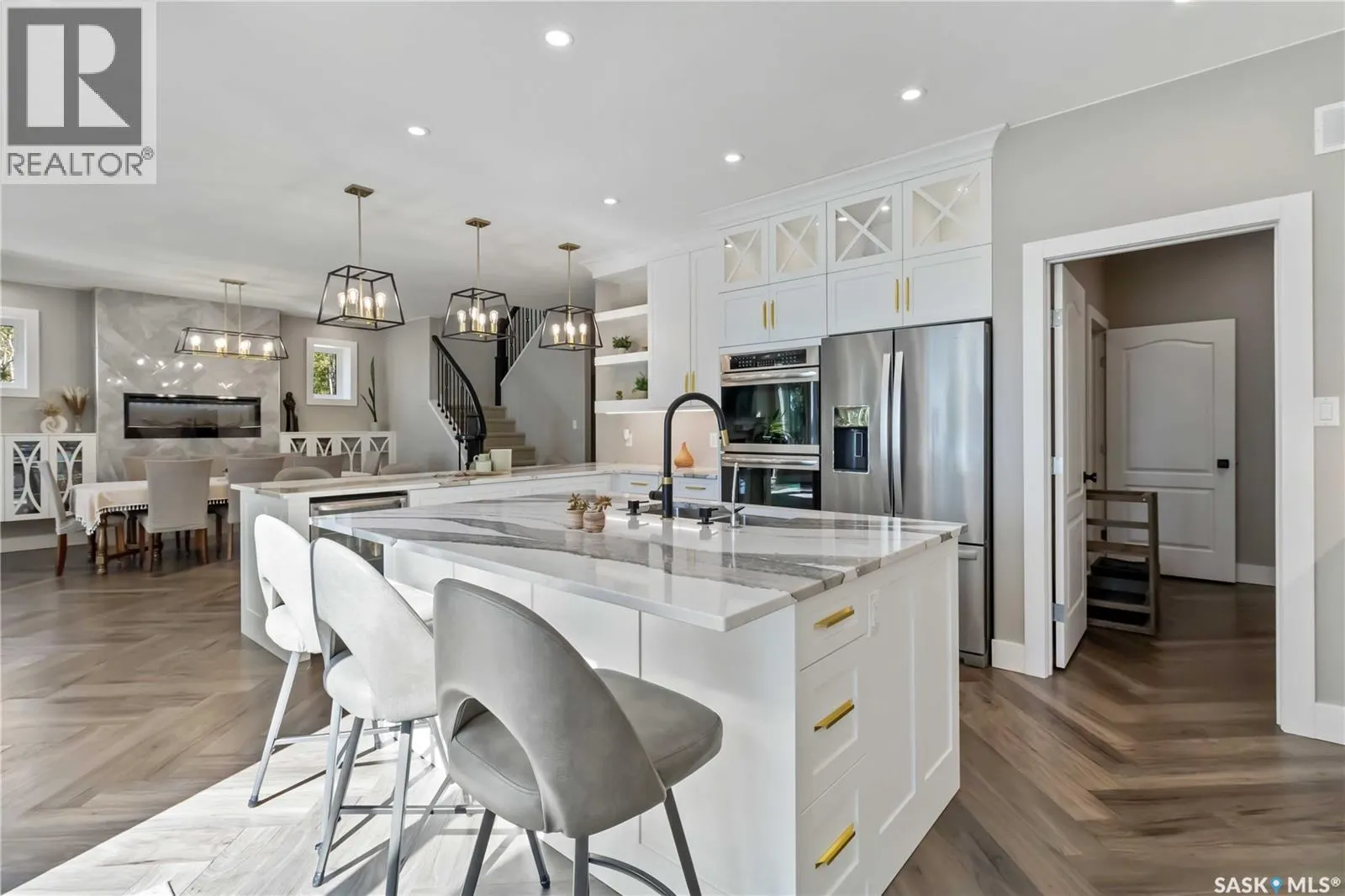 Lakefront Luxury on Little Loon