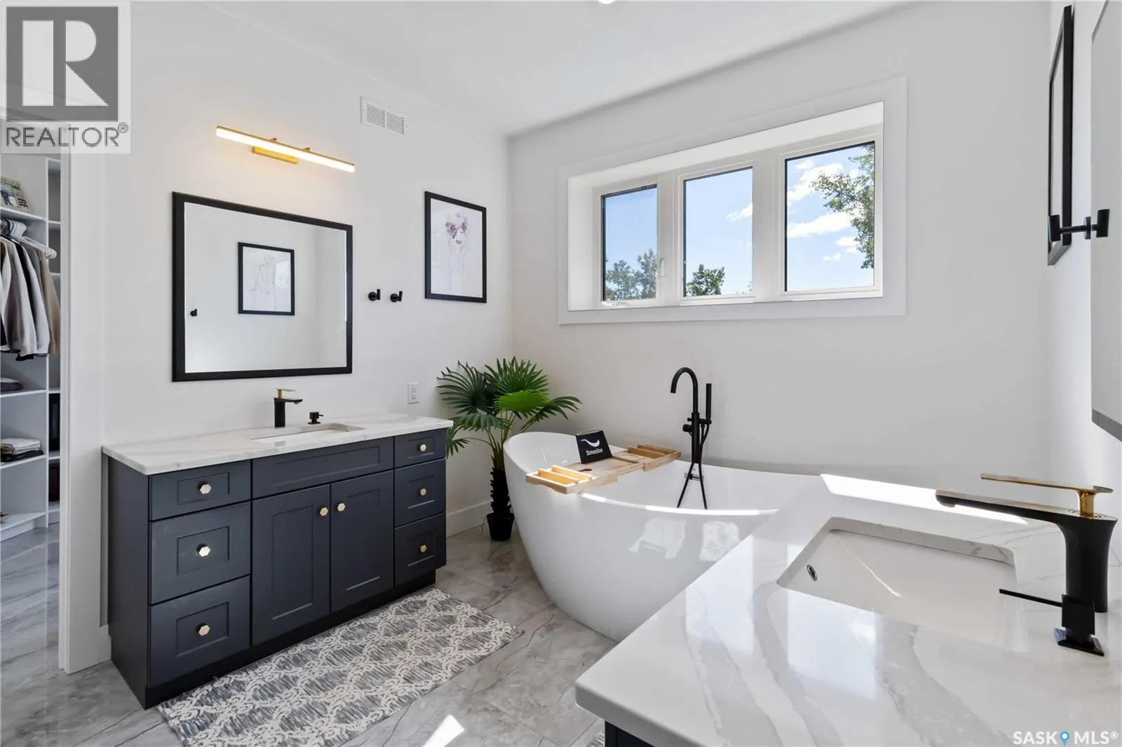 Lakefront Luxury on Little Loon