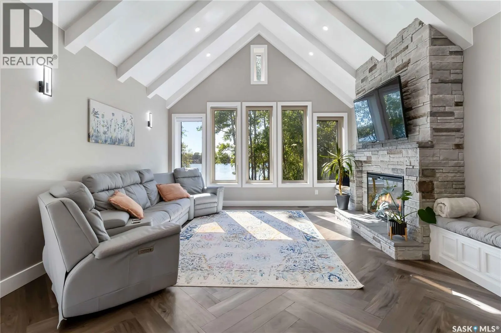 Lakefront Luxury on Little Loon