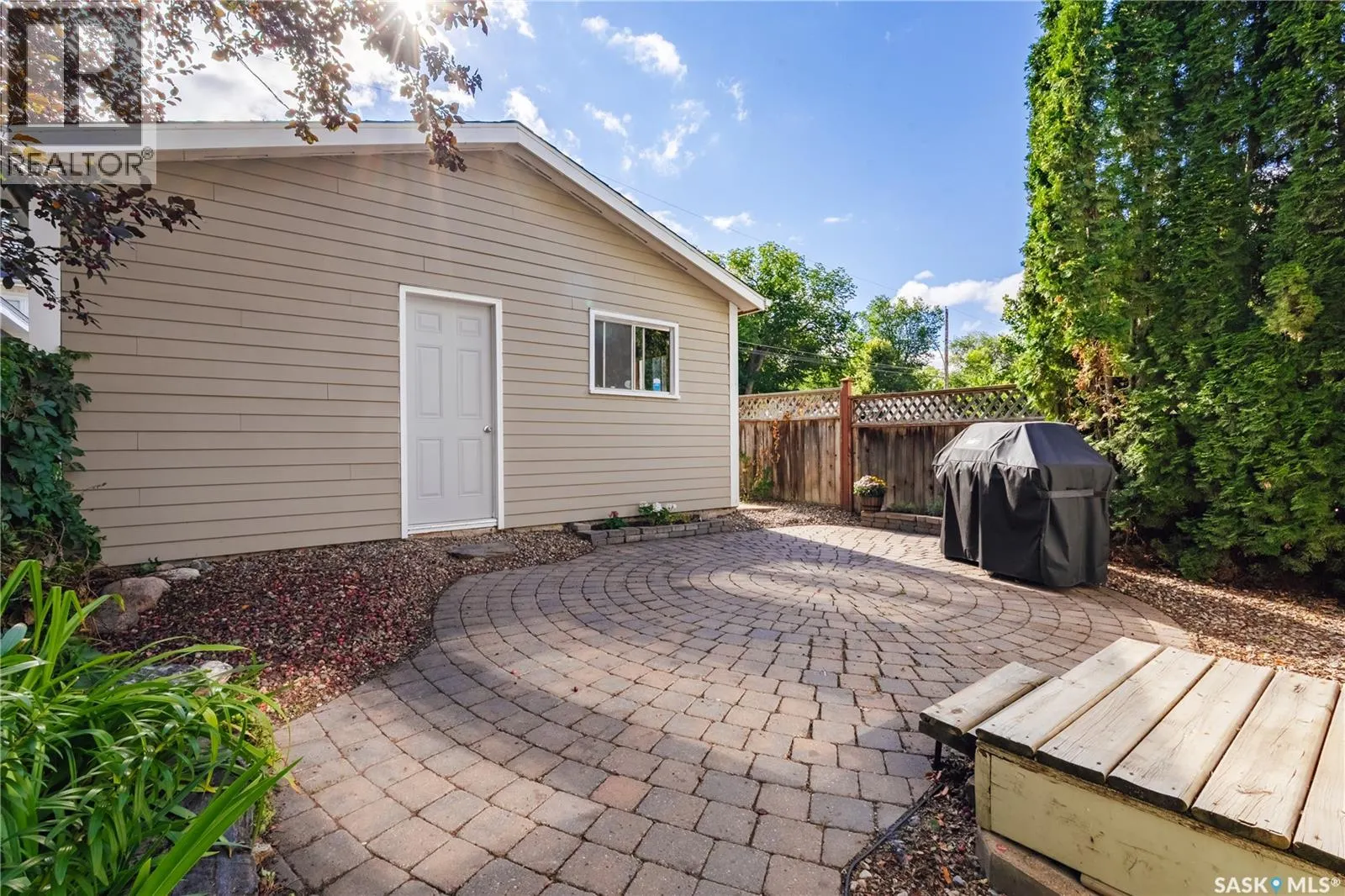 806 University DRIVE
