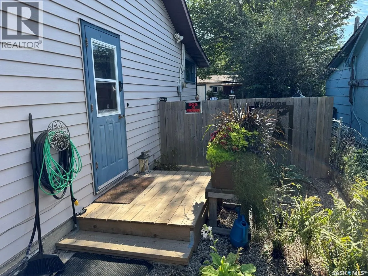 103 3rd AVENUE W