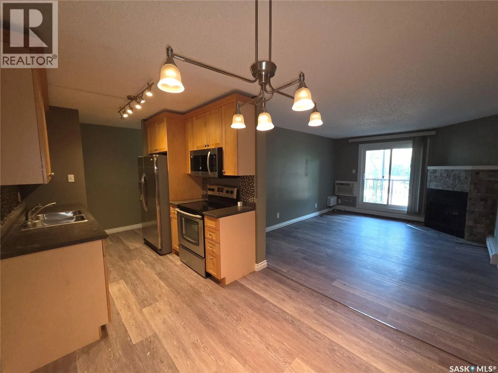 207B 4040 8th STREET E