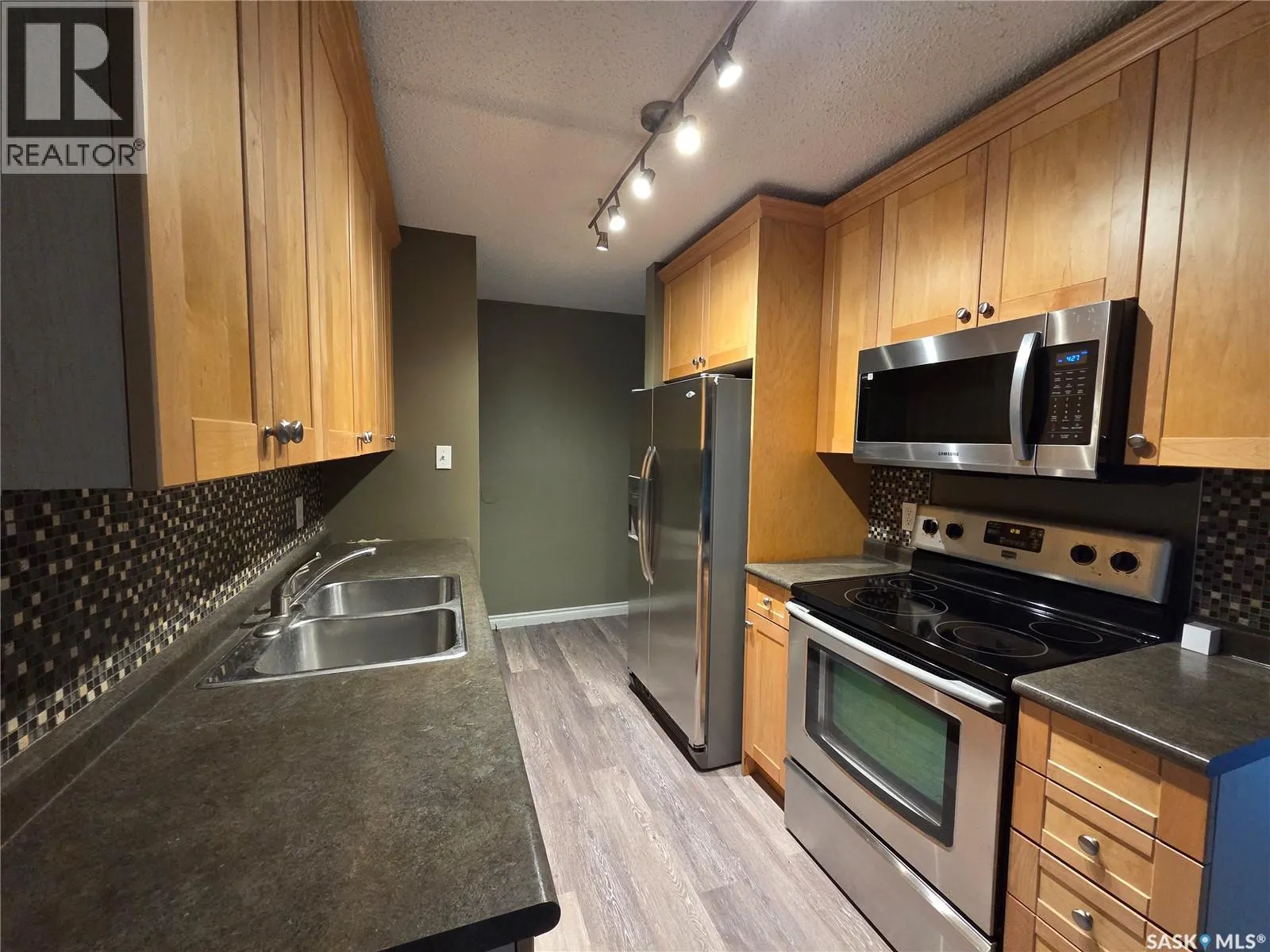 207B 4040 8th STREET E