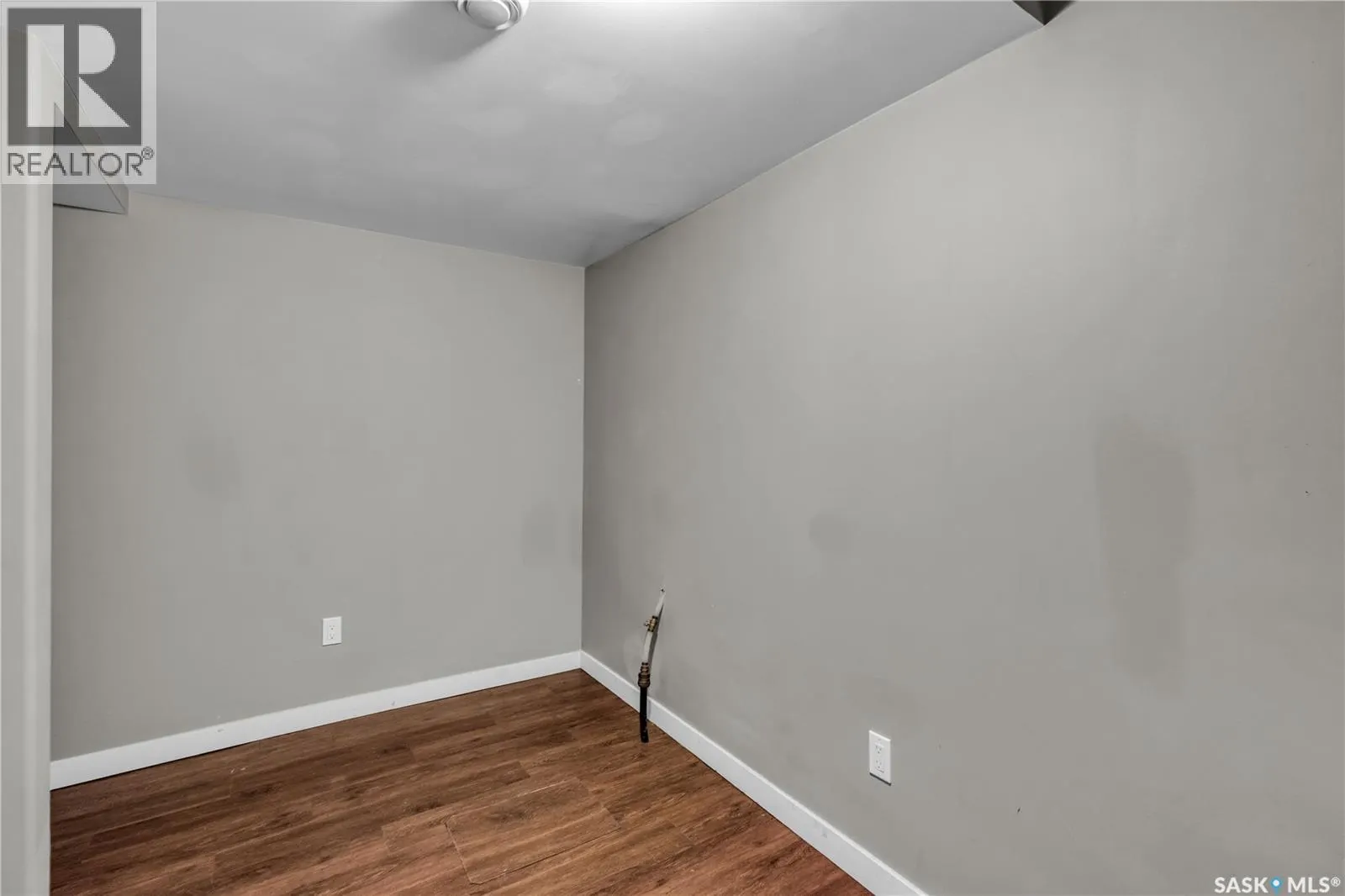 204 4th STREET E
