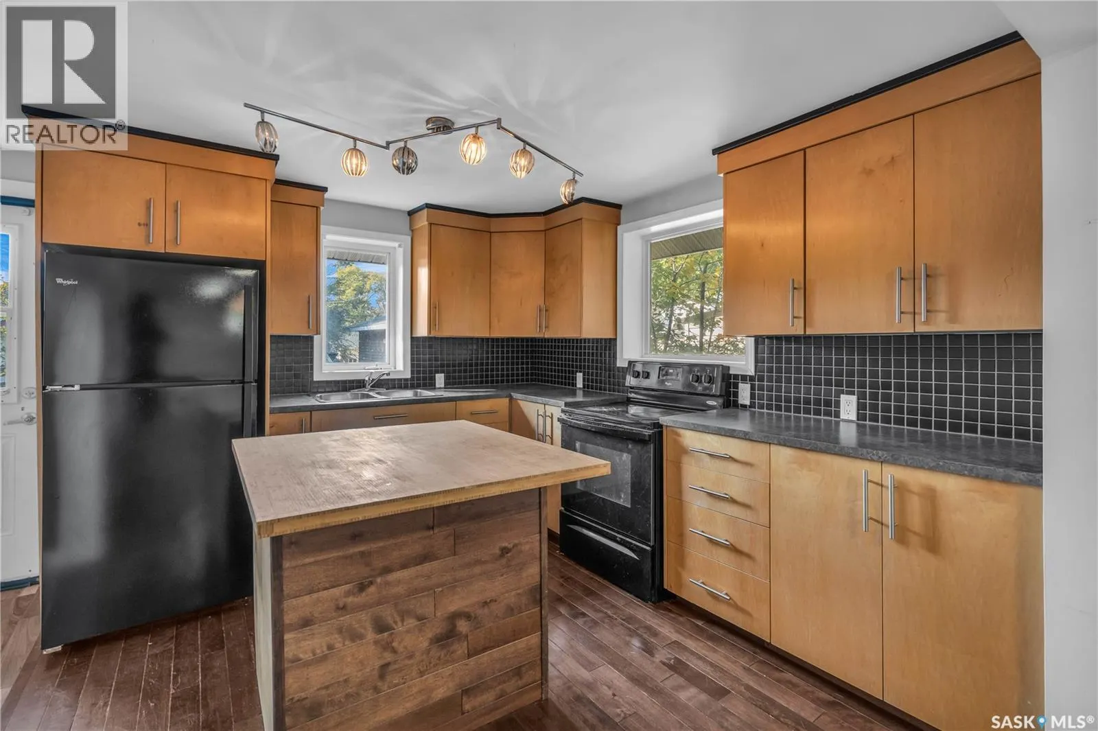 204 4th STREET E