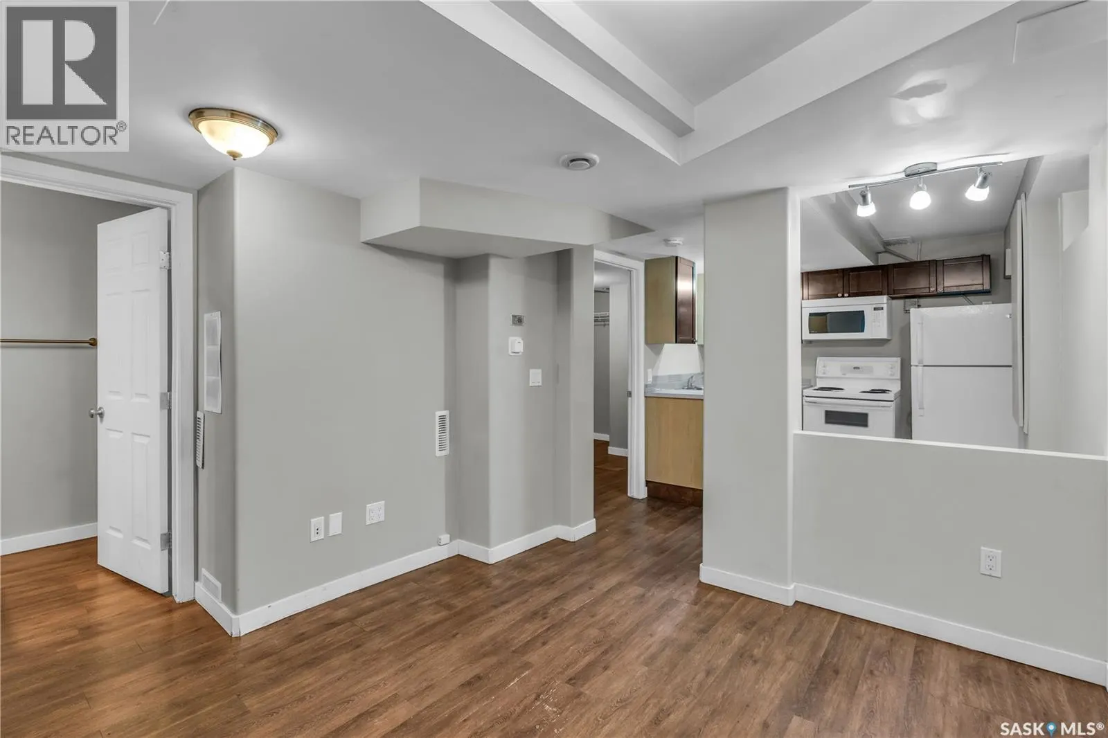 204 4th STREET E