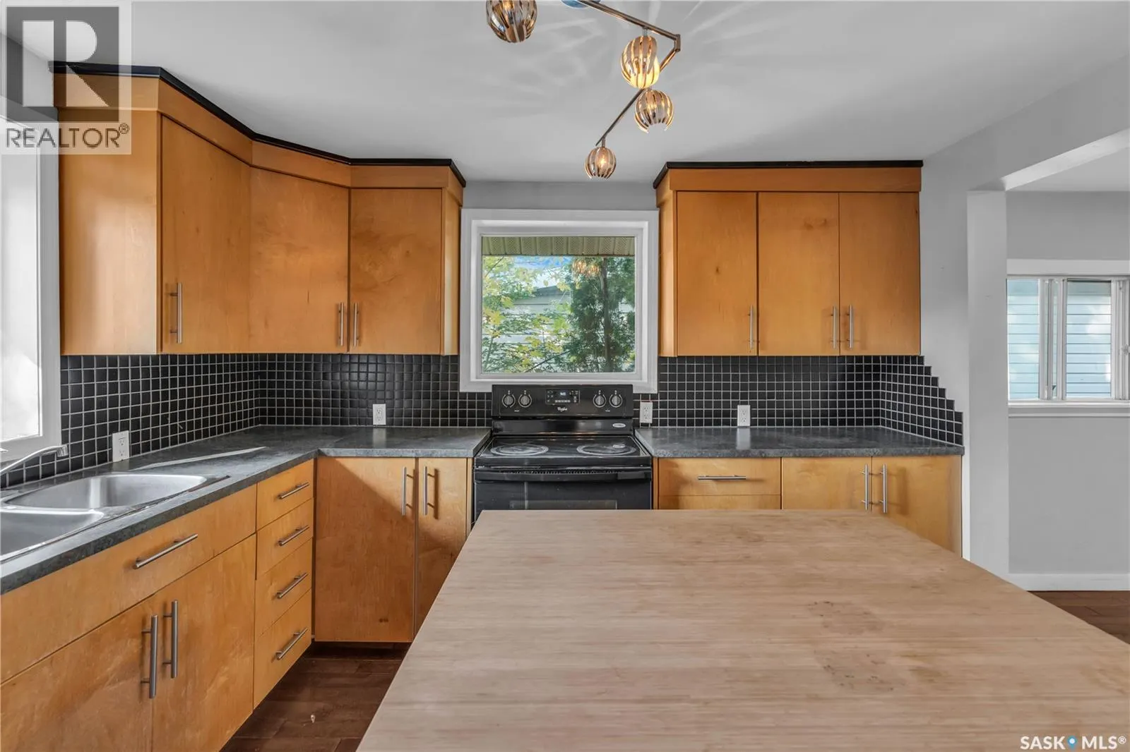 204 4th STREET E