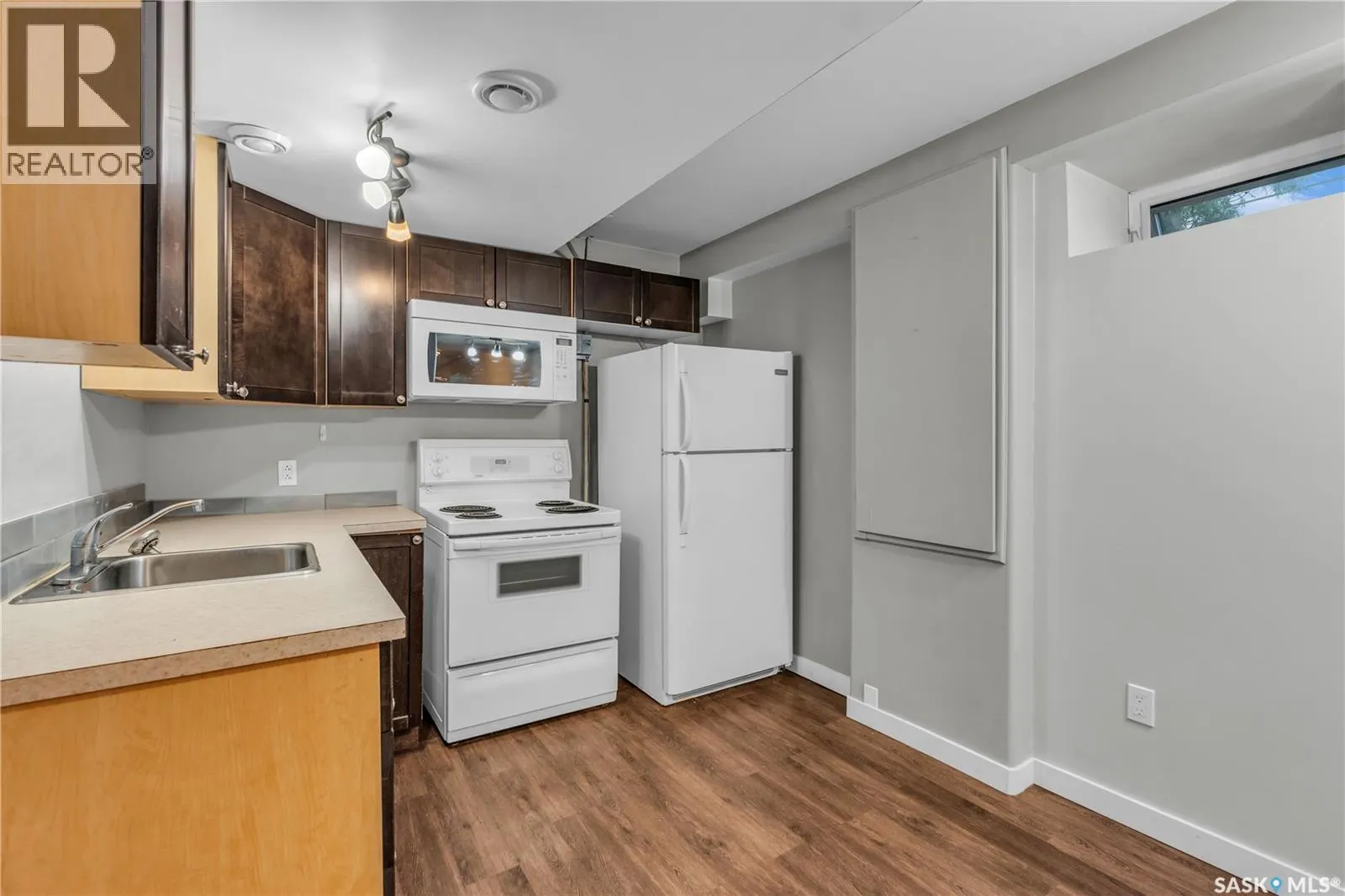 204 4th STREET E