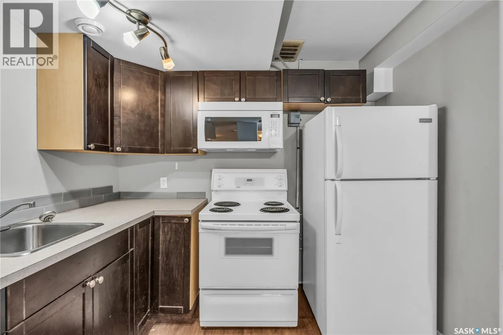 204 4th STREET E