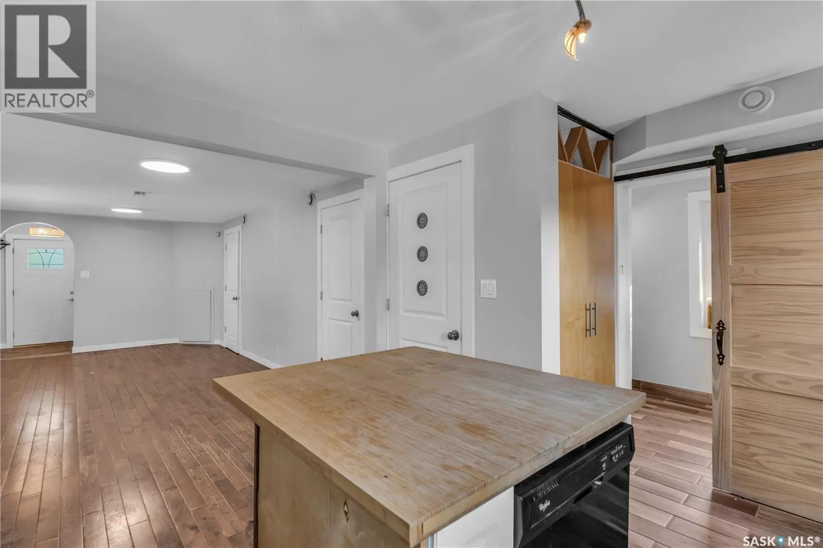 204 4th STREET E