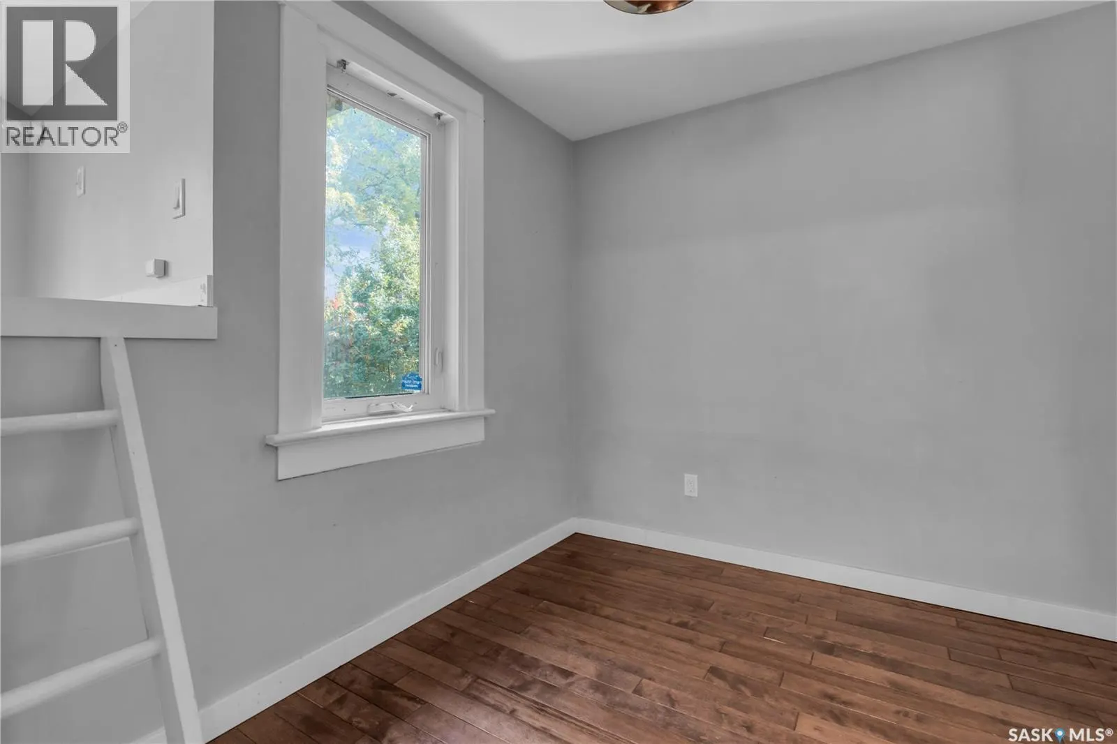 204 4th STREET E