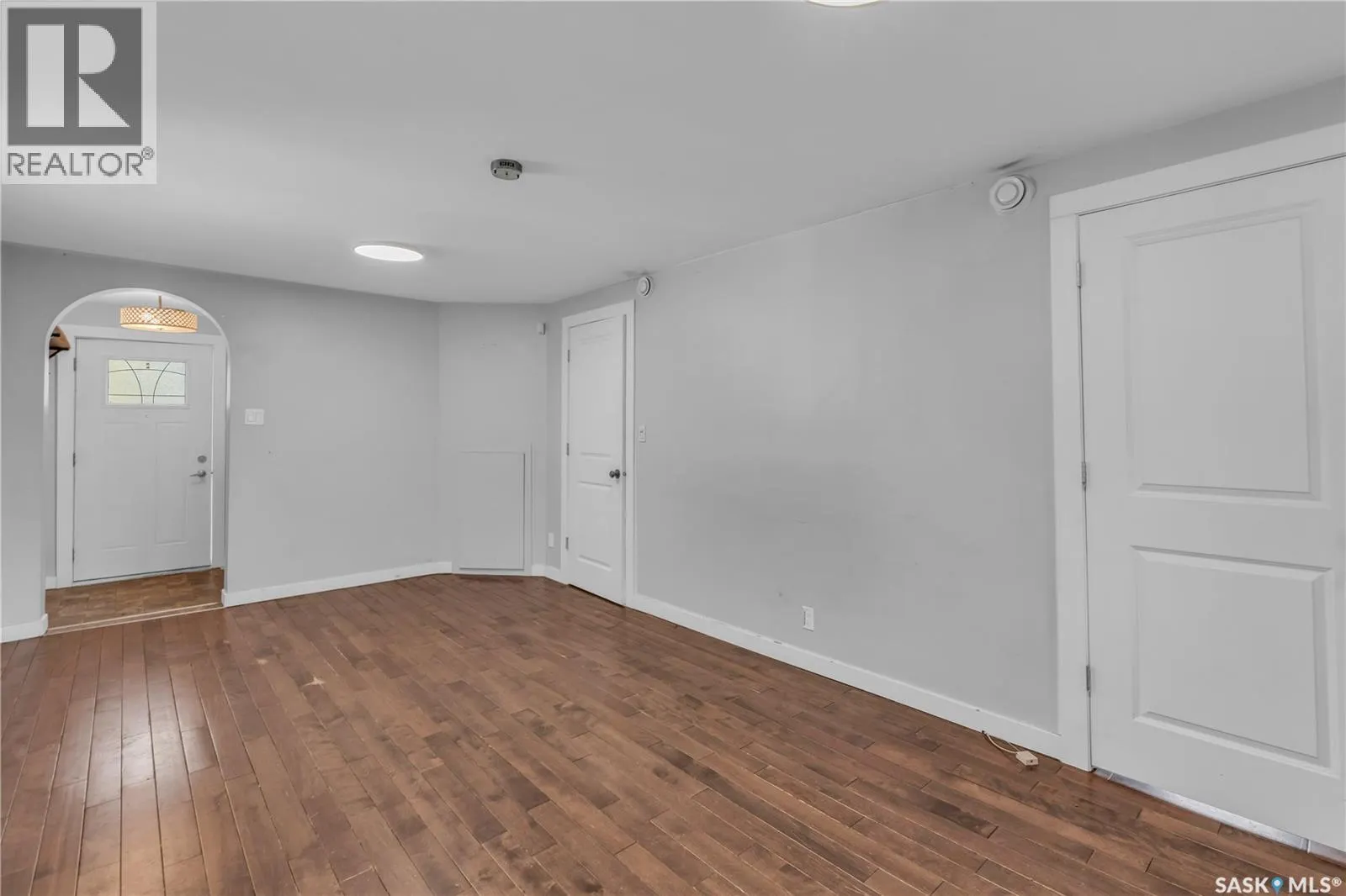 204 4th STREET E