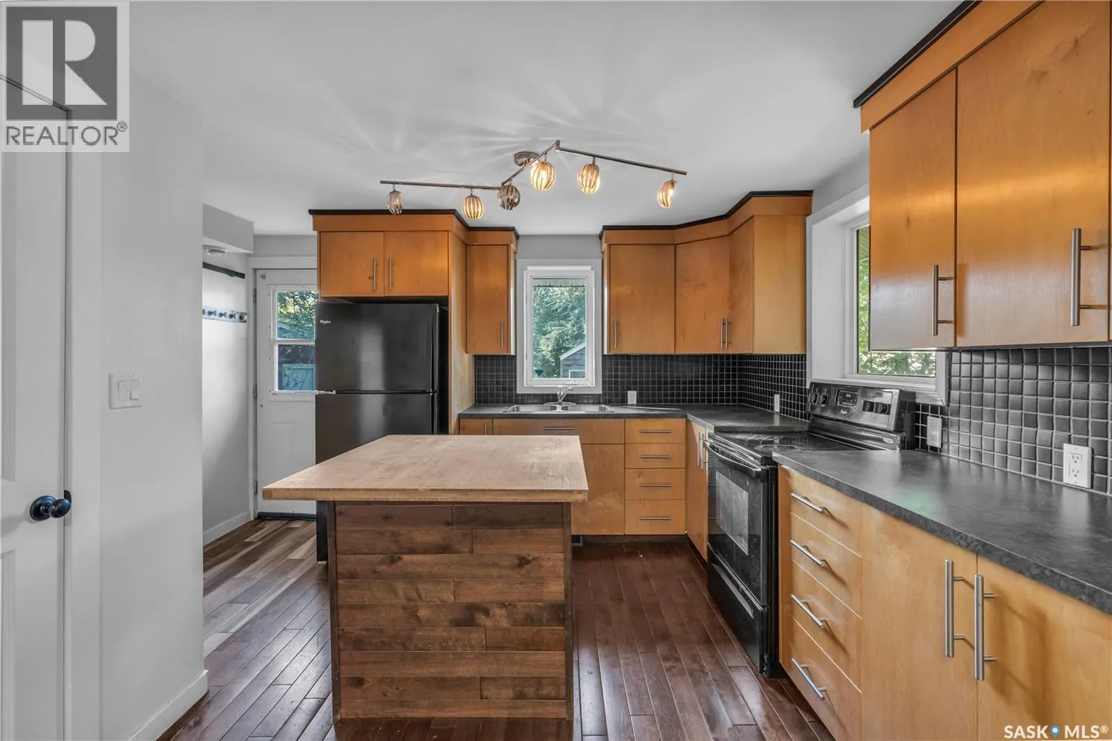 204 4th STREET E