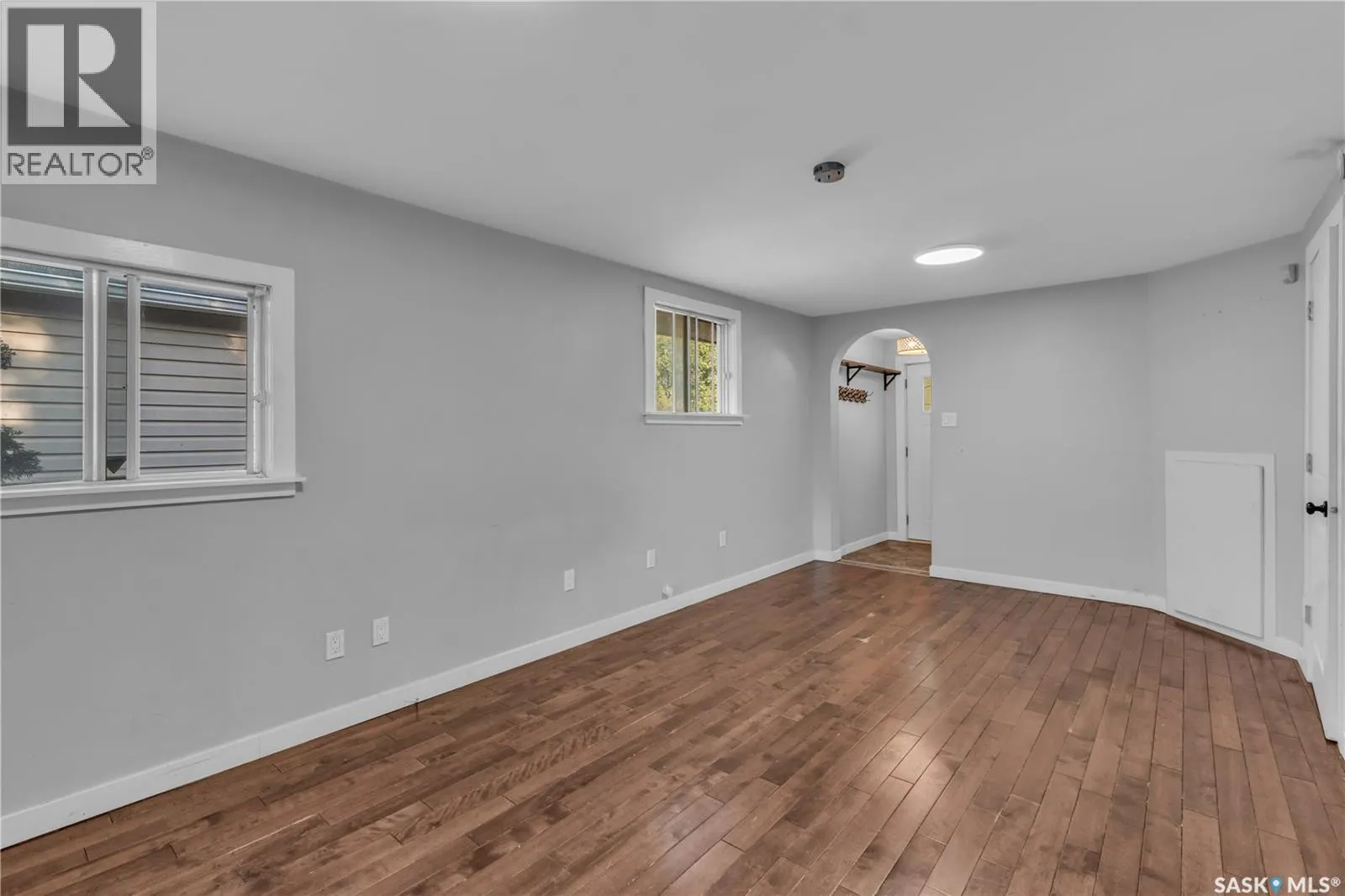 204 4th STREET E