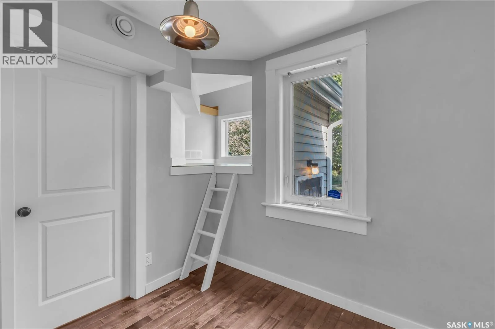 204 4th STREET E