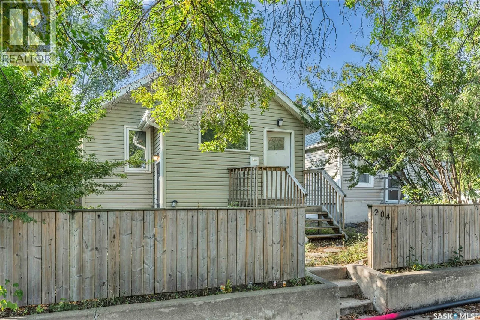 204 4th STREET E
