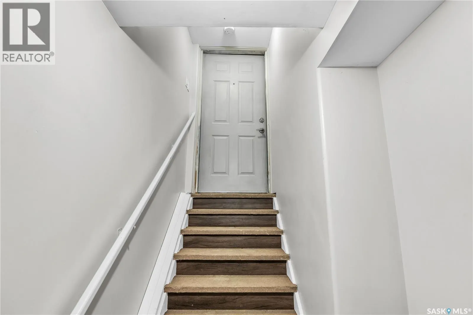 204 4th STREET E