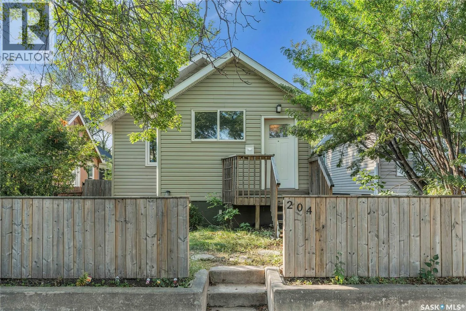 204 4th STREET E