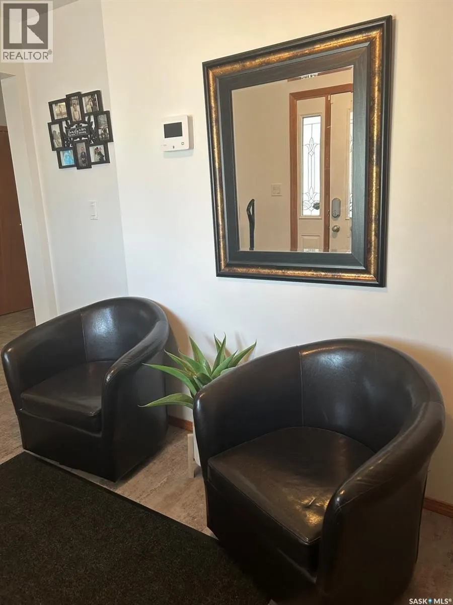 206 2nd STREET W