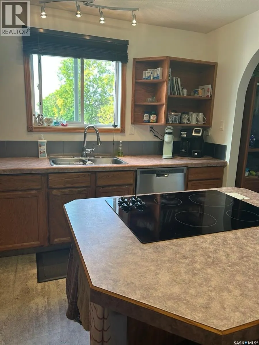 206 2nd STREET W