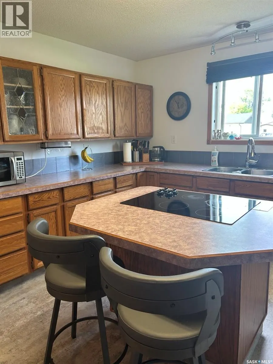 206 2nd STREET W