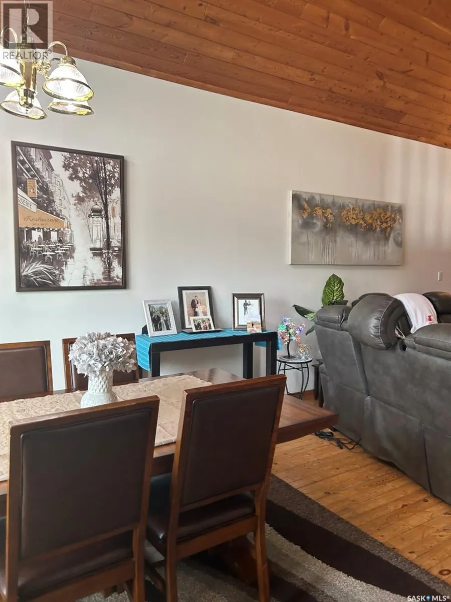 206 2nd STREET W