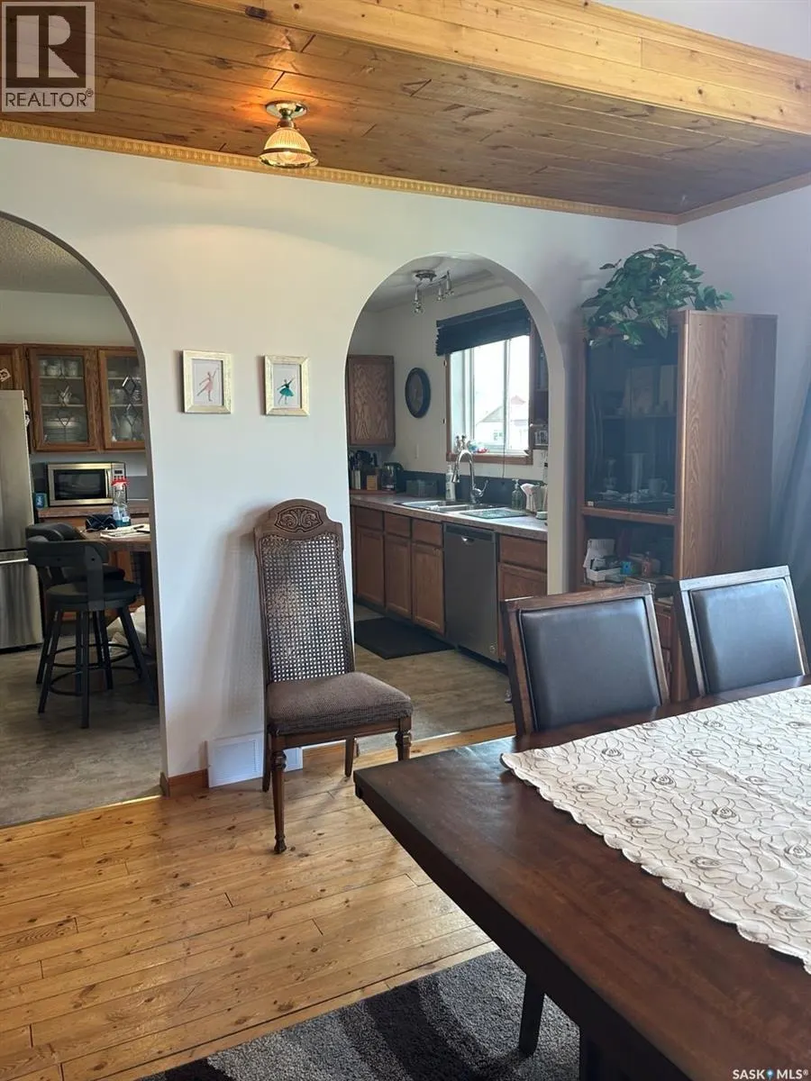 206 2nd STREET W
