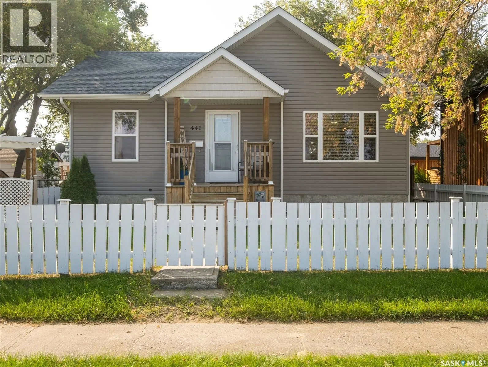441 6th STREET E