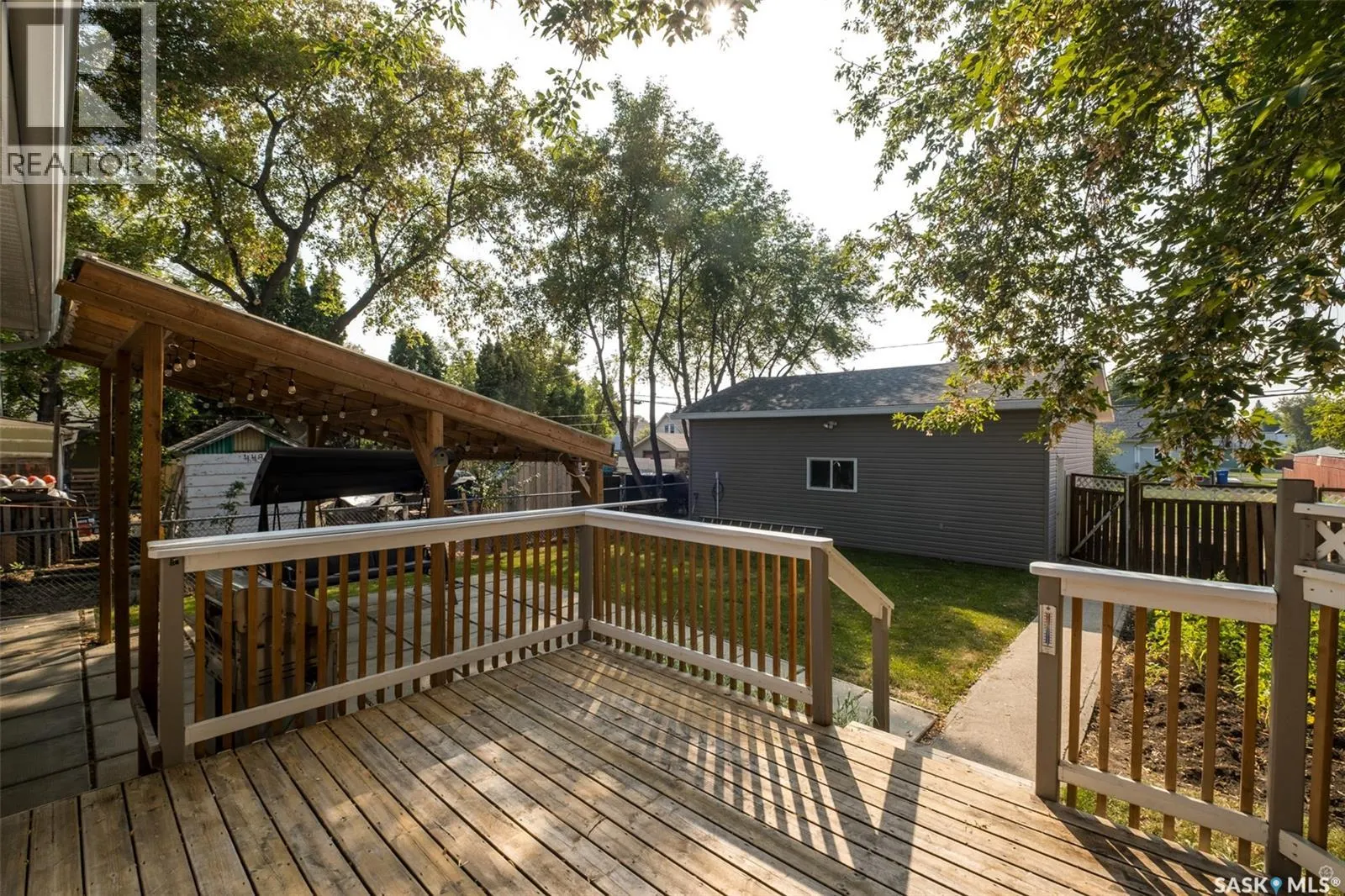 441 6th STREET E