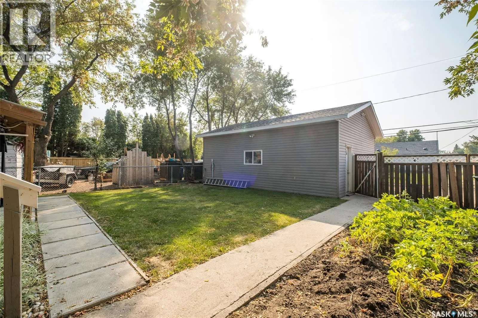 441 6th STREET E