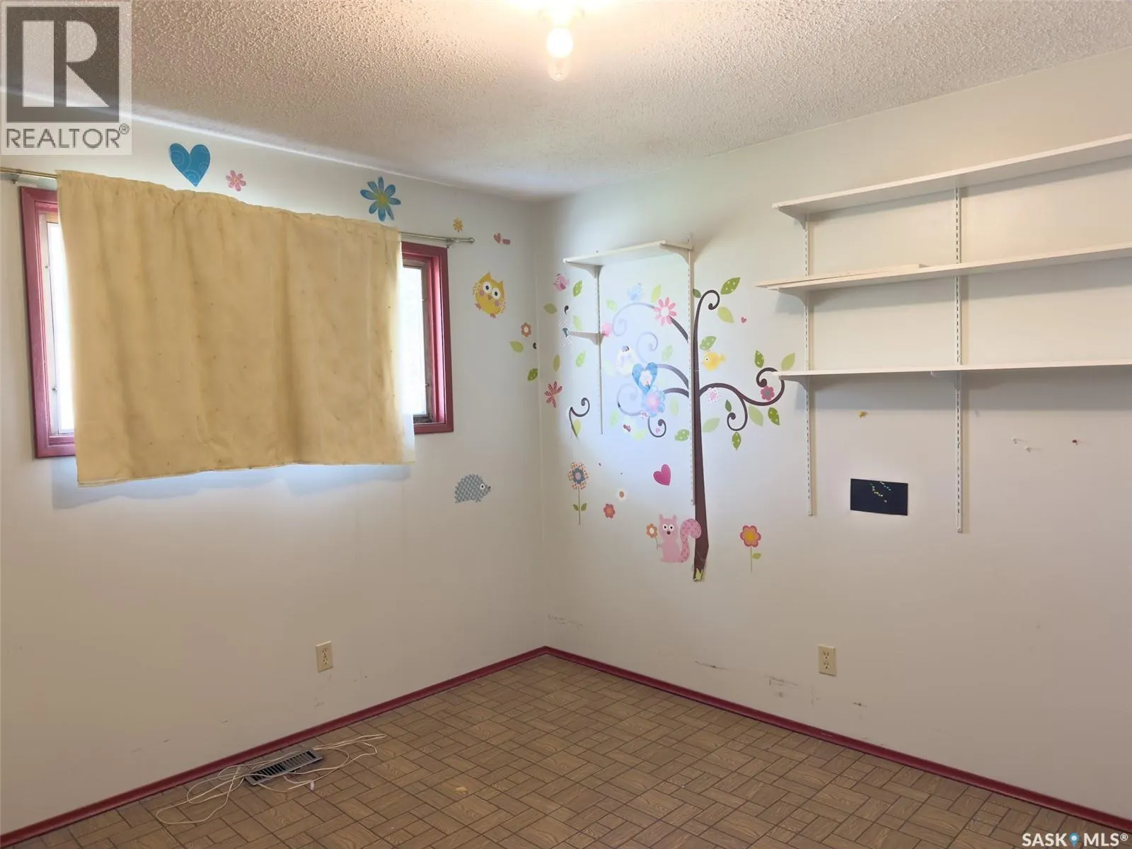 318 Tennant CRESCENT