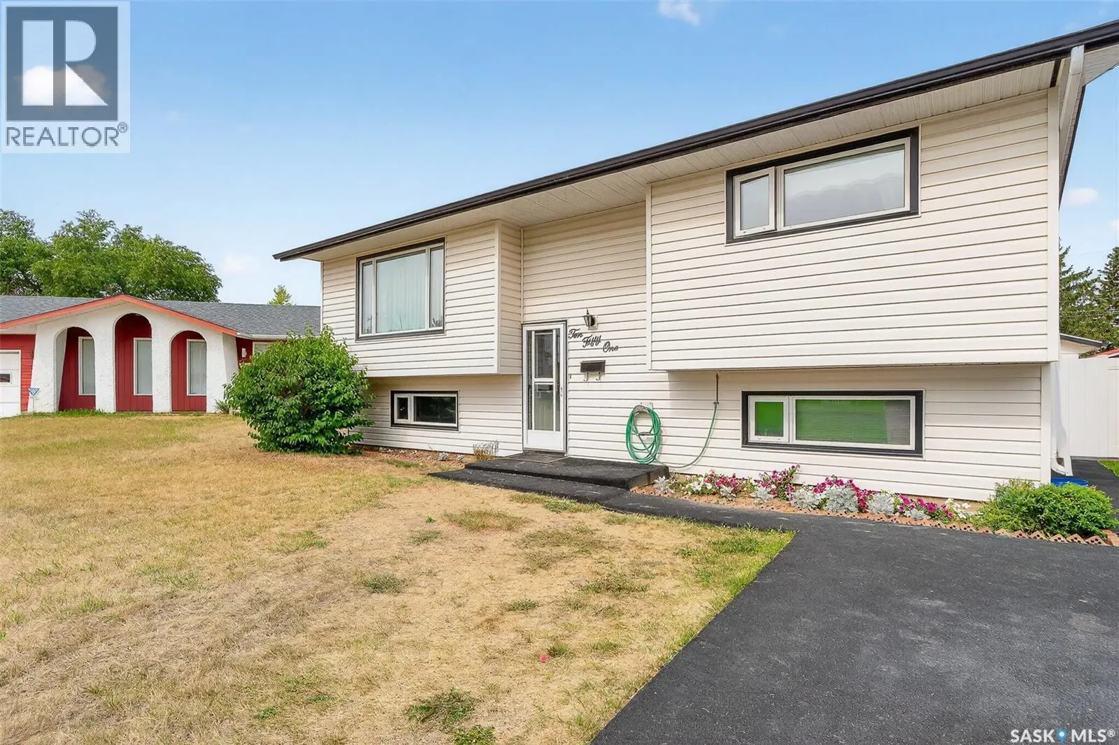 1051 Corman CRESCENT
