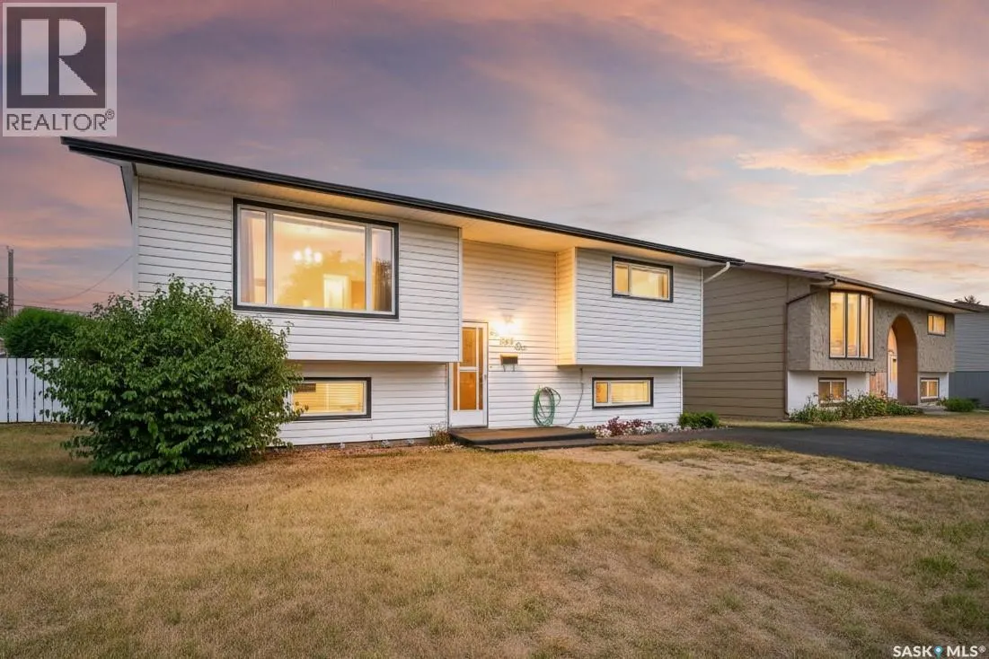 1051 Corman CRESCENT