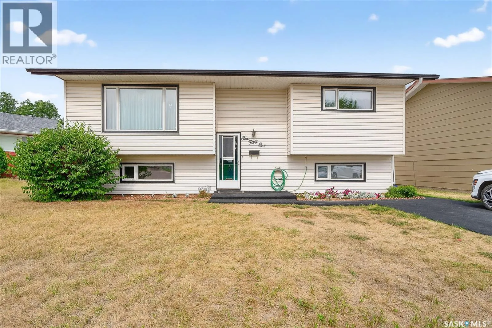 1051 Corman CRESCENT