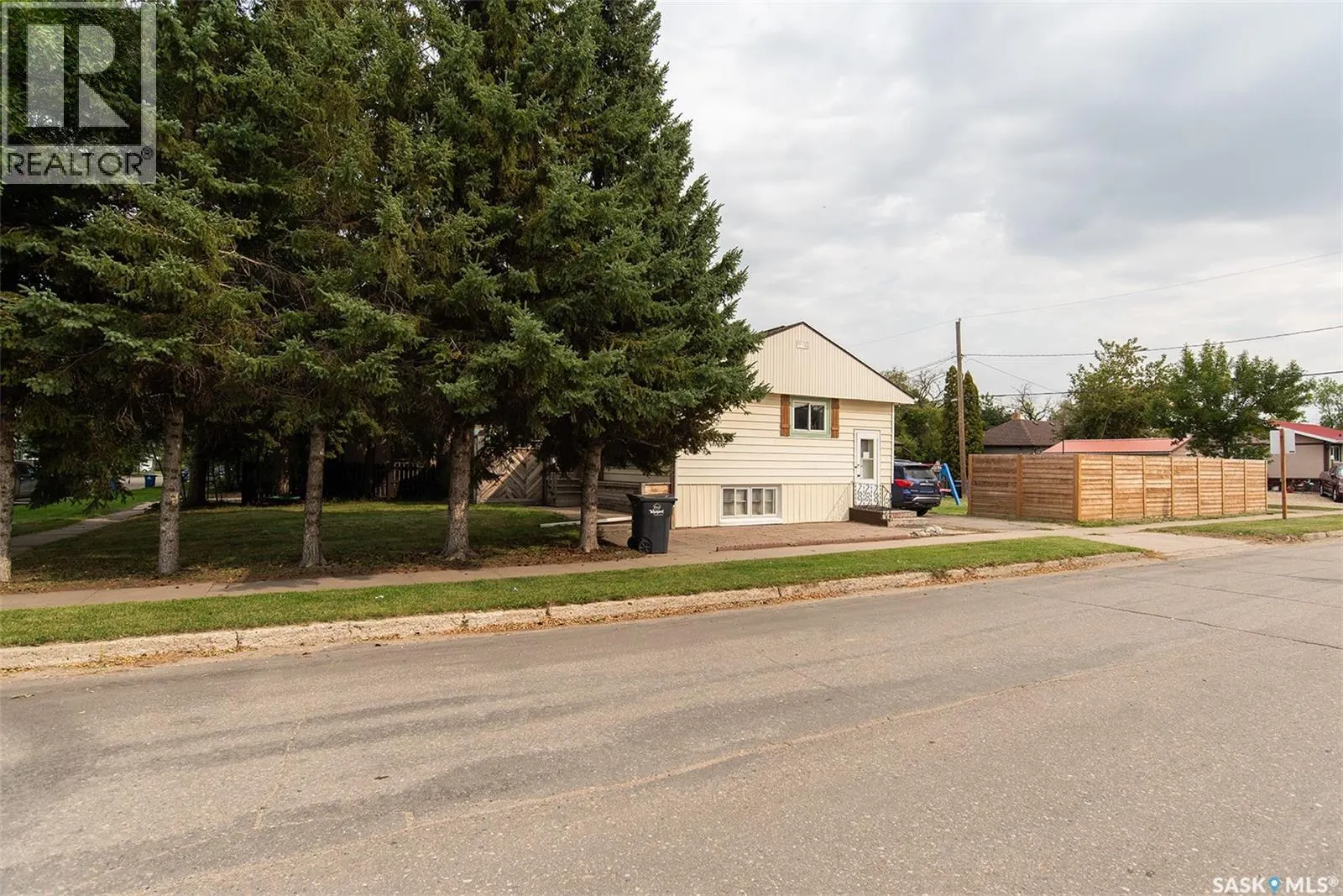 316 2nd STREET E