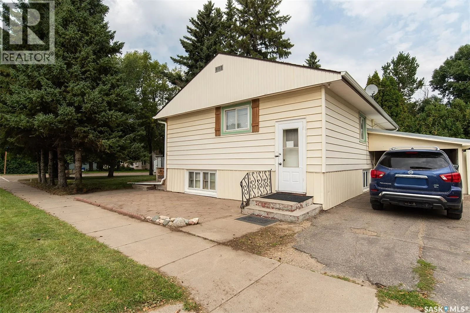 316 2nd STREET E