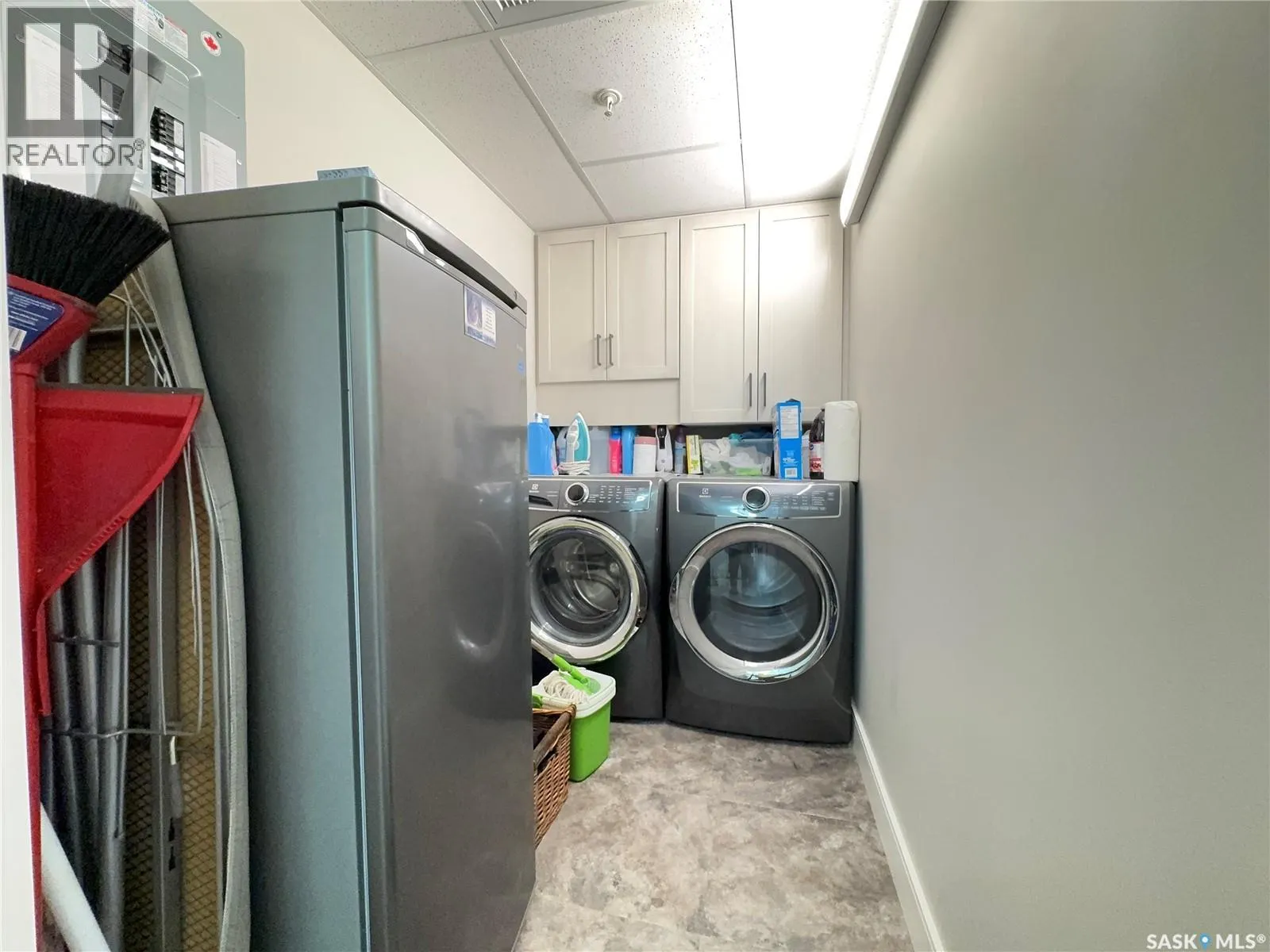 232 105 Willis CRESCENT