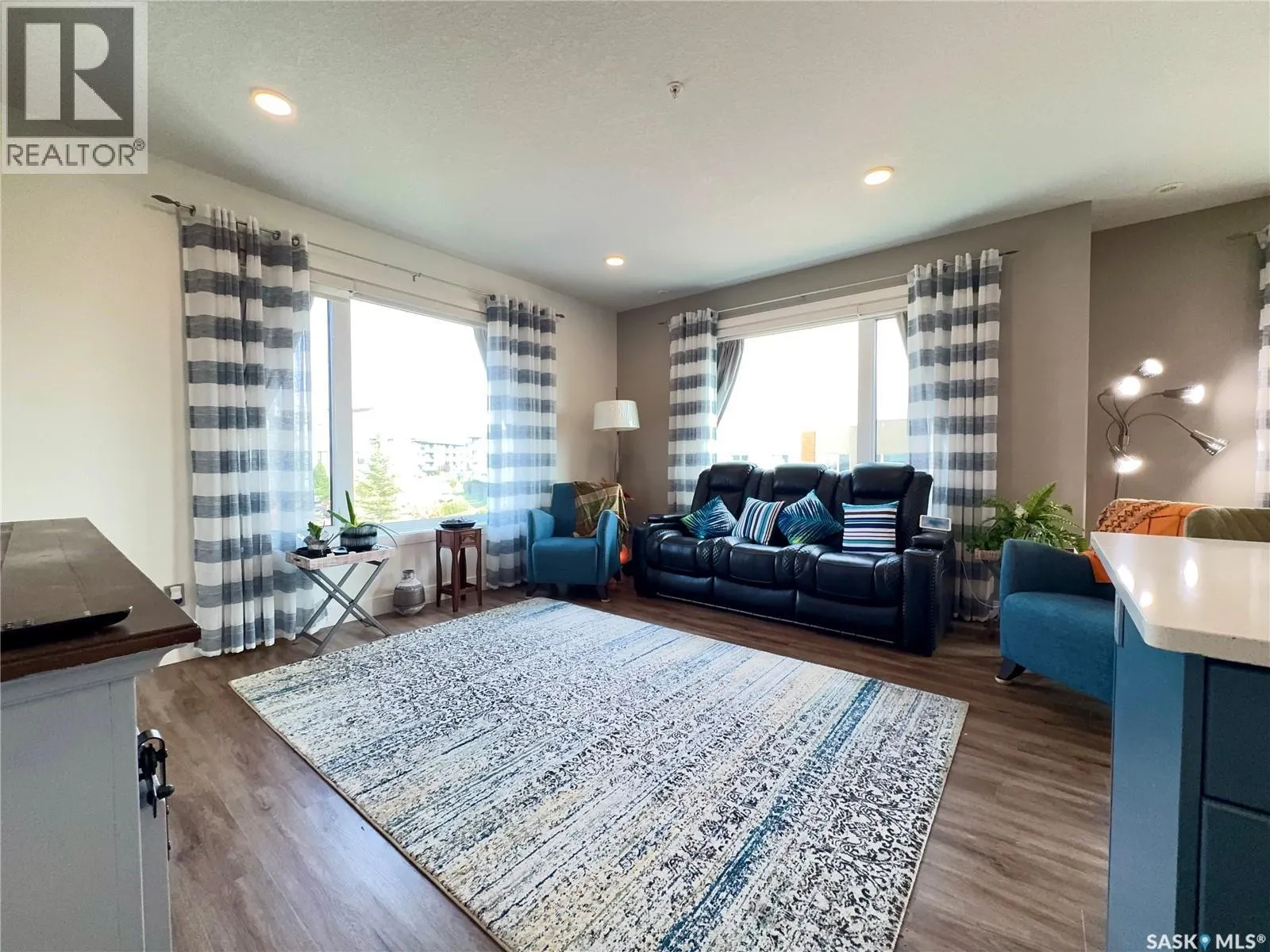 232 105 Willis CRESCENT
