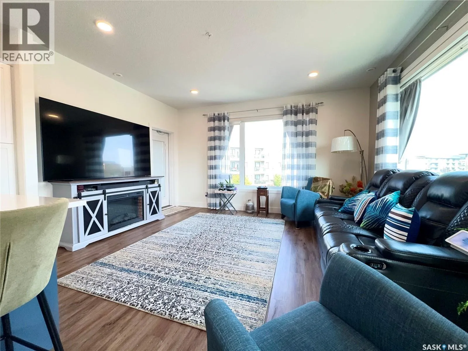 232 105 Willis CRESCENT