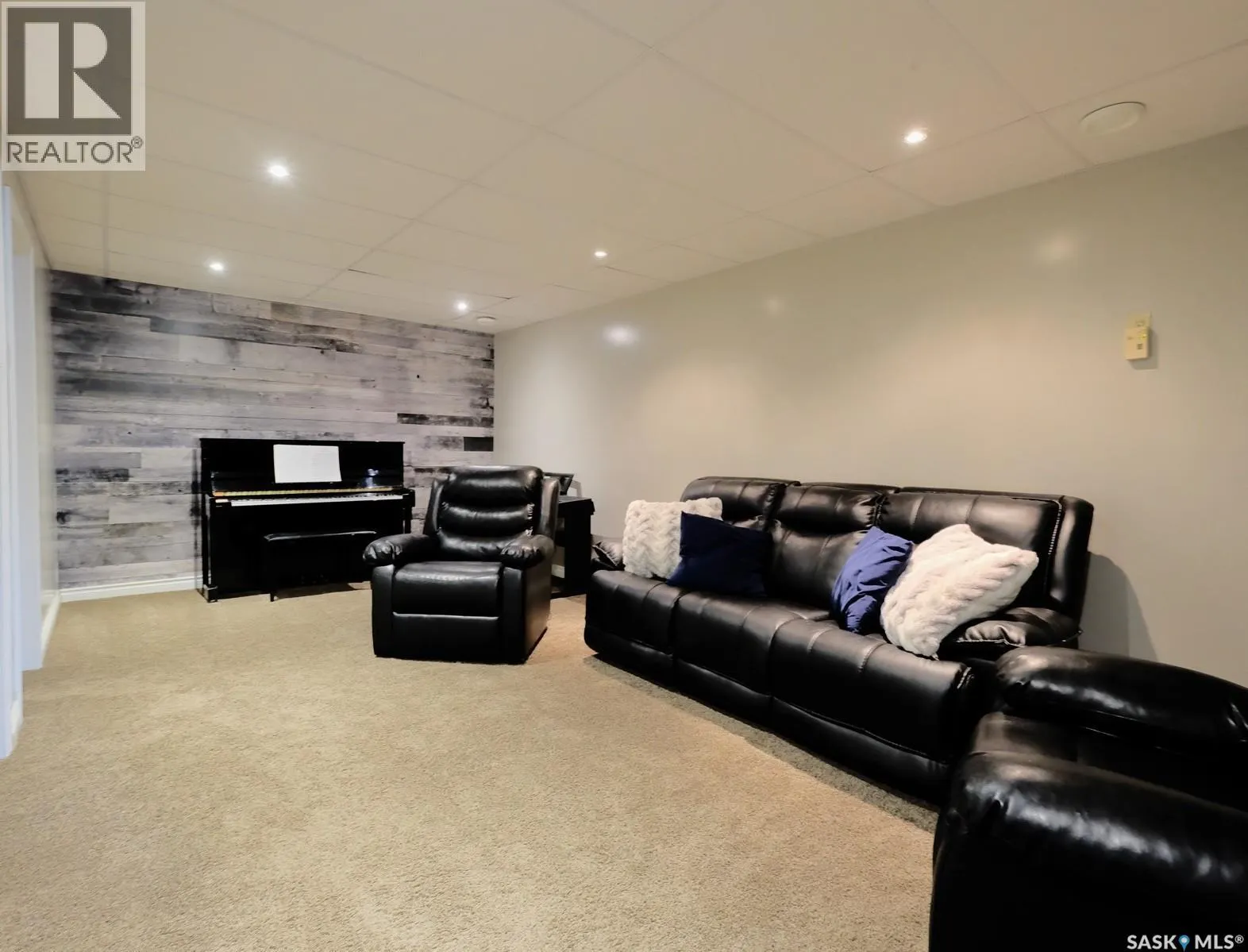 106 8th AVENUE W