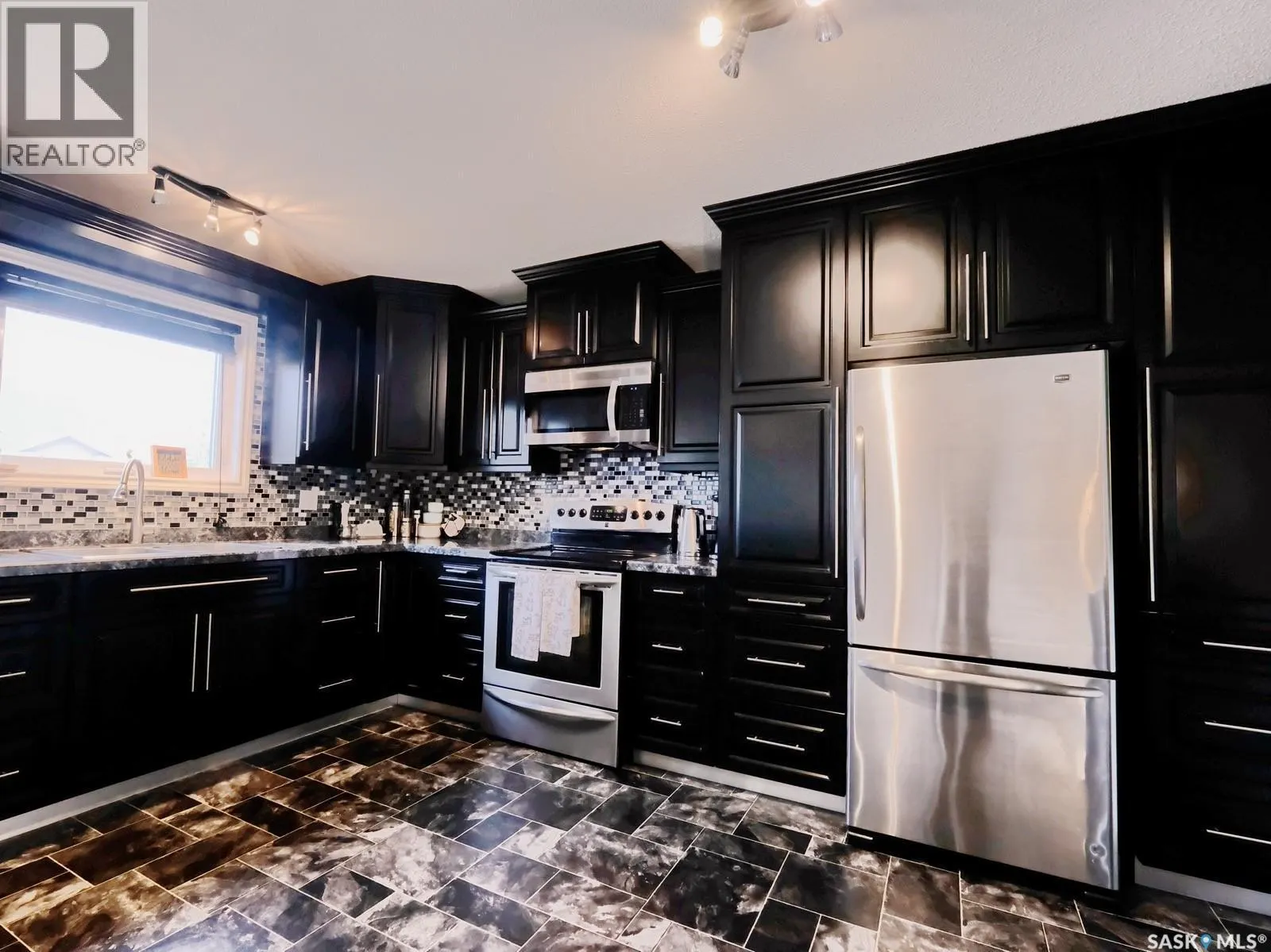 106 8th AVENUE W