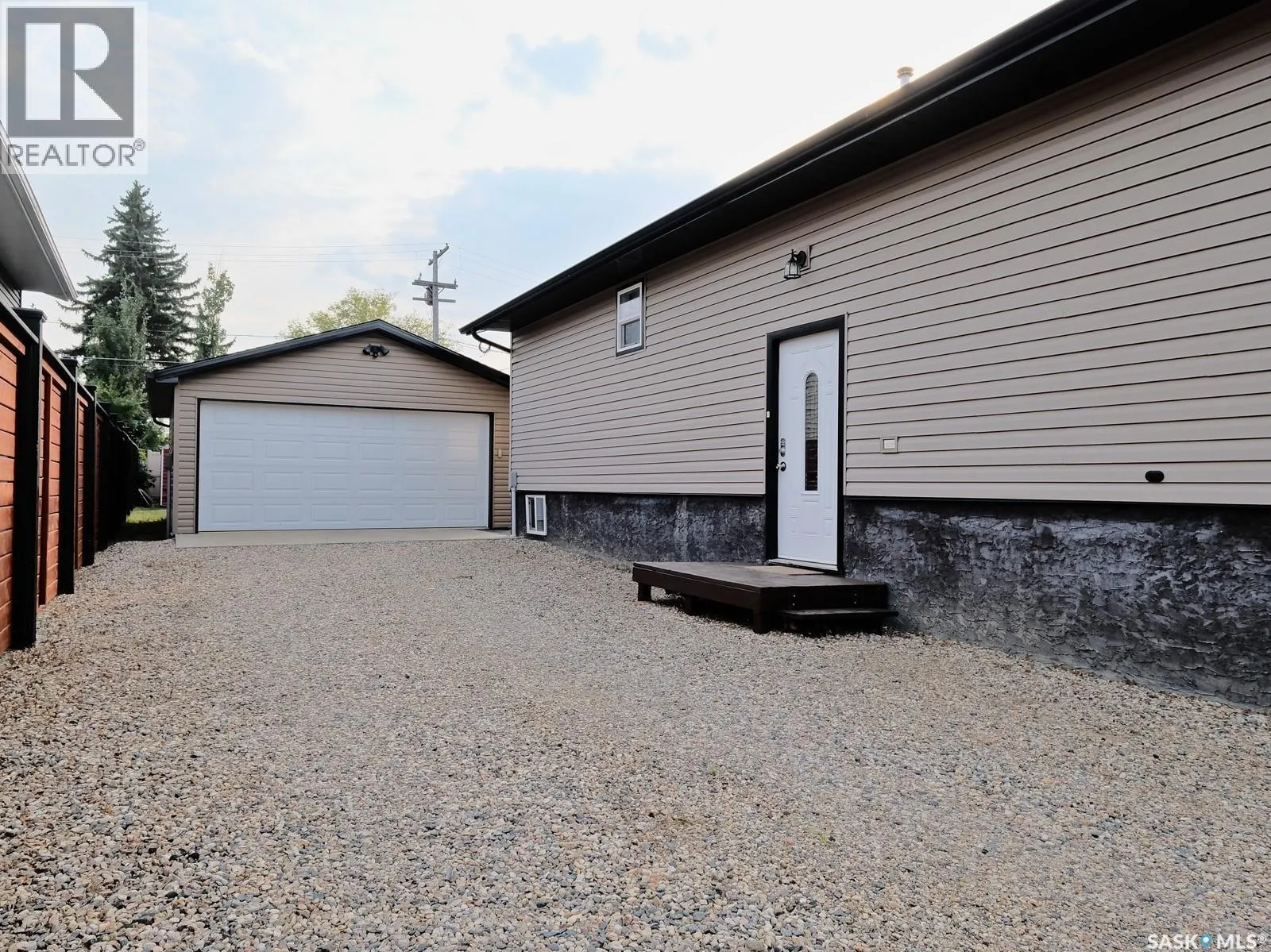 106 8th AVENUE W