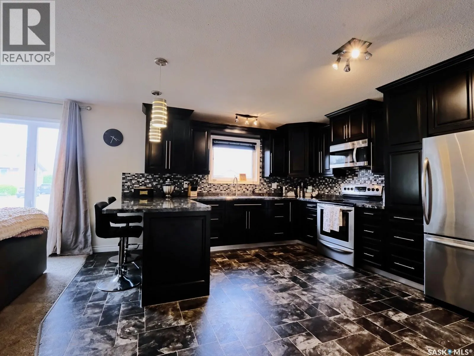 106 8th AVENUE W
