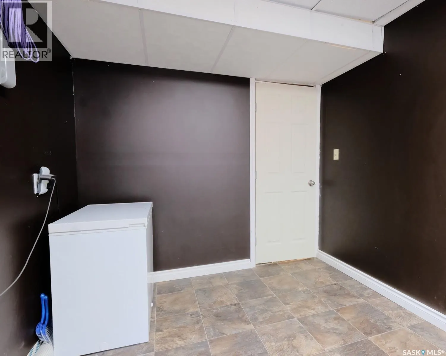 106 8th AVENUE W
