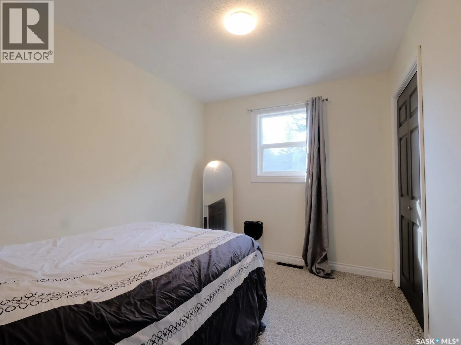 106 8th AVENUE W