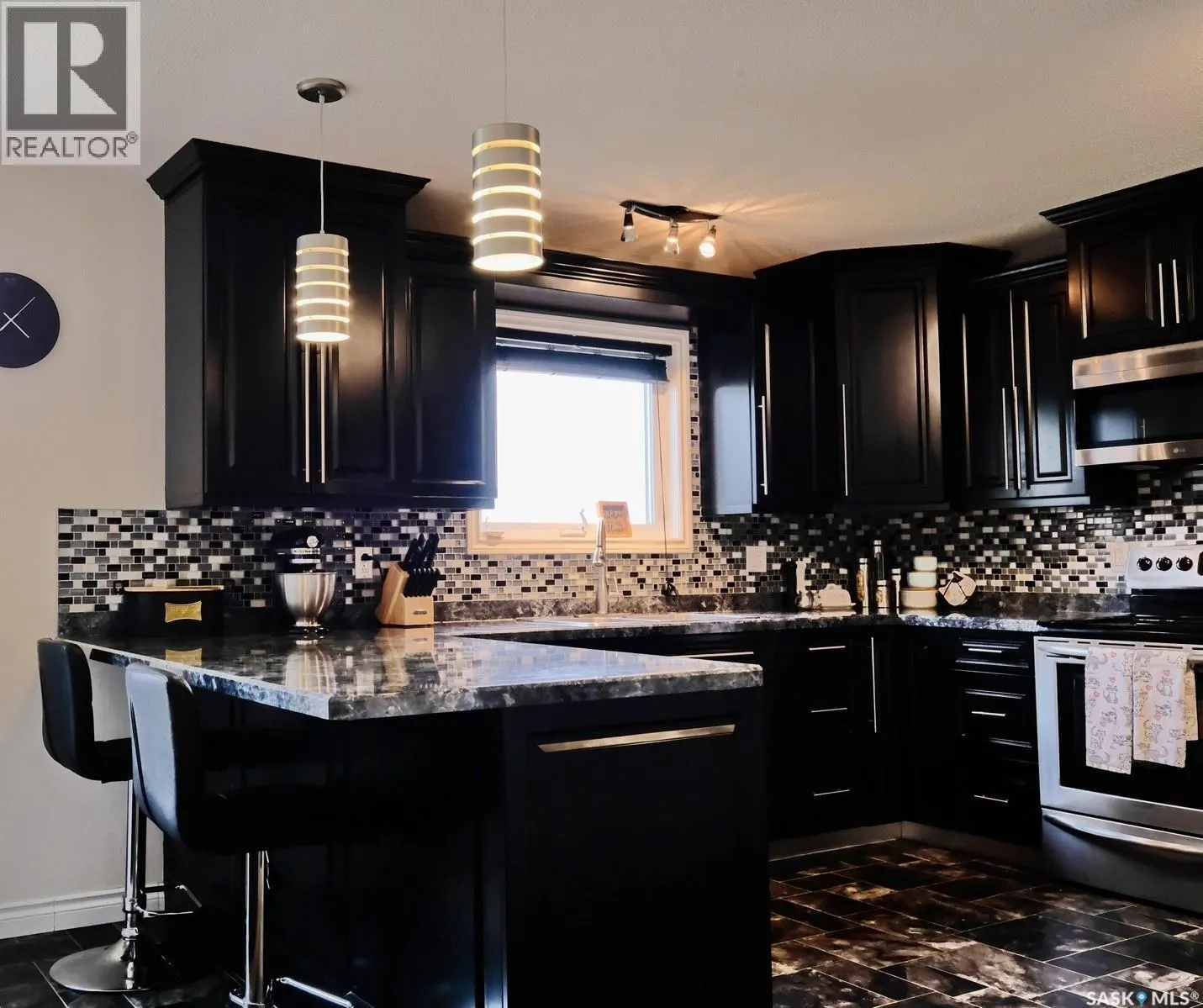 106 8th AVENUE W