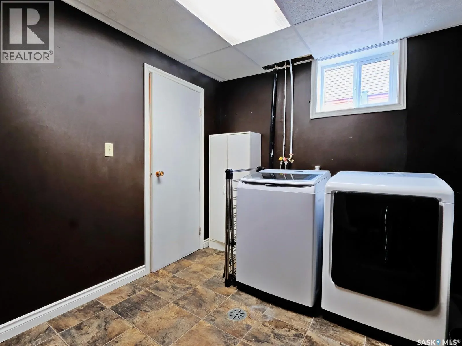 106 8th AVENUE W